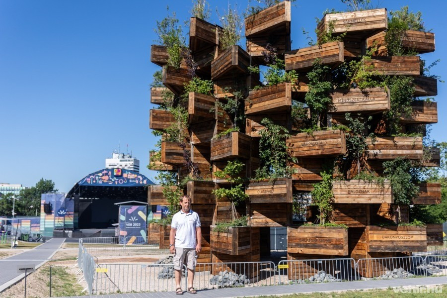 A Gyárkert installációja is a települések összefogását hirdeti