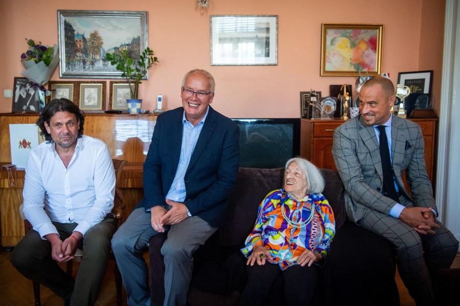 Keleti Ágnes ötszörös olimpiai bajnok tornász, a Nemzet Sportolója (j2) budapesti otthonában, mellette Schmidt Ádám sportért felelős államtitkár (j), Wladár Sándor (b2) és Deutsch Tamás, a Magyar Olimpiai Bizottság (MOB) alelnökei 2023. szeptember 7-én. A 102 éves olimpikont ezen a napon abból az alakalomból köszöntötték, hogy ő lett a legmagasabb kort megélt olimpiai bajnok a világon. MTI/Balogh Zoltán