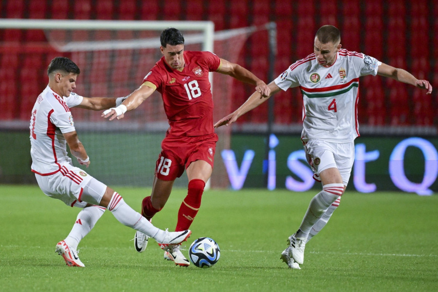 Dusan Vlahovic, a szerb (k), valamint Kerkez Milos (b) és Szalai Attila (j), a magyar válogatott játékosai a labdarúgó Európa-bajnoki selejtező G csoportjában játszott Szerbia - Magyarország mérkőzésen a belgrádi Rajko Mitic Stadionban 2023. szeptember 7-én. MTI/Czeglédi Zsolt 