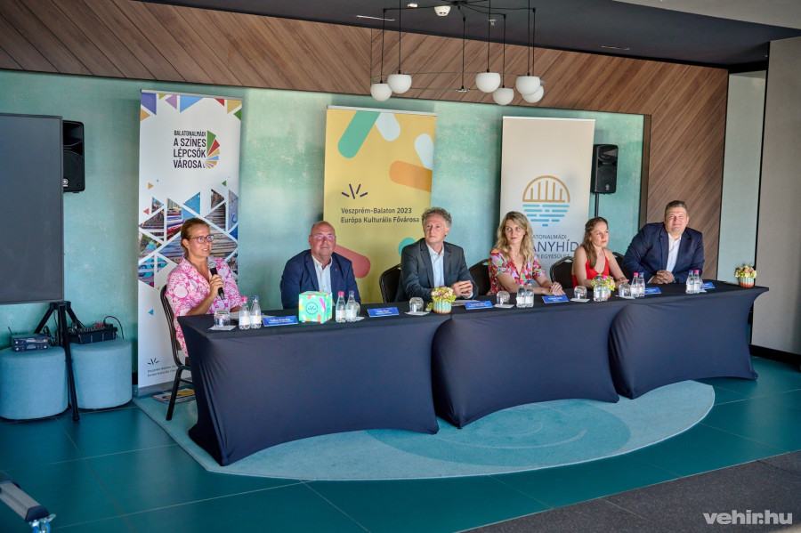 A sajtótájékoztató résztvevői: Dallos Zsuzsanna, Fabó Péter, Czompó Gábor, Koleszár Stella, Komecz Borbála, Diószegi János