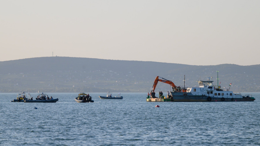 Sió nevű uszály (j) a műszaki mentés helyszínén Balatonszéplak közelében, miután a Balatonba zuhant egy rendőrségi helikopter 2023. szeptember 7-én. Az MD 500E típusú helikopter a Készenléti Rendőrség Légirendészeti Szolgálatának tervezett gyakorlata közben, a parttól mintegy 300 méterre zuhant a tóba. A gép kétfős legénységét egy közelben tartózkodó hajó mentette ki. MTI/Vasvári Tamás