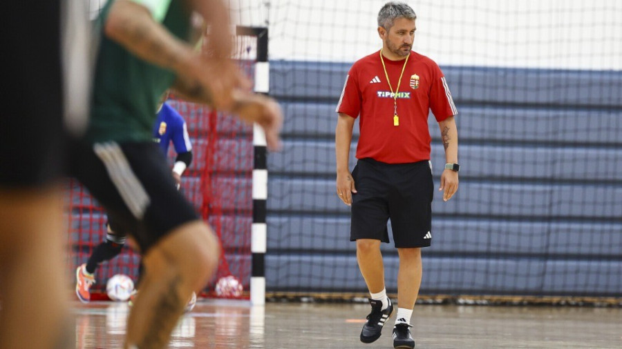 Sergio Cabrera keretében két veszprémi játékos található -  Fotó: mlsz.hu