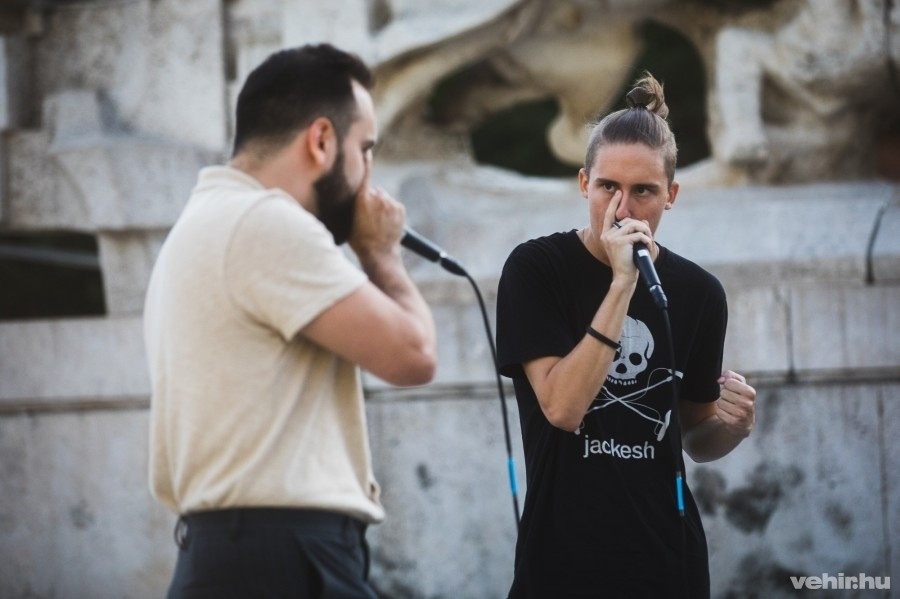 Két éve a Kossuth utcán már találkozhattunk beatboxosokkal. Akkor nagy sikert arattak ezek a különleges zenei stílusnak a képviselői.