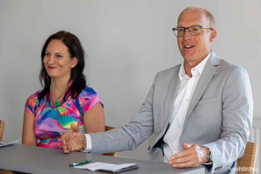 Kavalecz Gábor, mellette Hegedűs Barbara