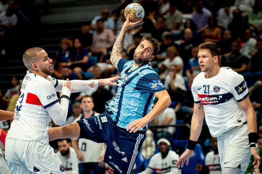 Nyitókép: Máthé Dominik (b) és Kamil Syprzak (j), valamint a szegedi Dean Bombac (b2) a férfi kézilabda Bajnokok Ligája A csoportjában, az 1. fordulóban játszott OTP Bank-Pick Szeged - Paris Saint-Germain mérkőzésen a szegedi Pick Arénában 2023. szeptember 14-én. MTI/Ujvári Sándor