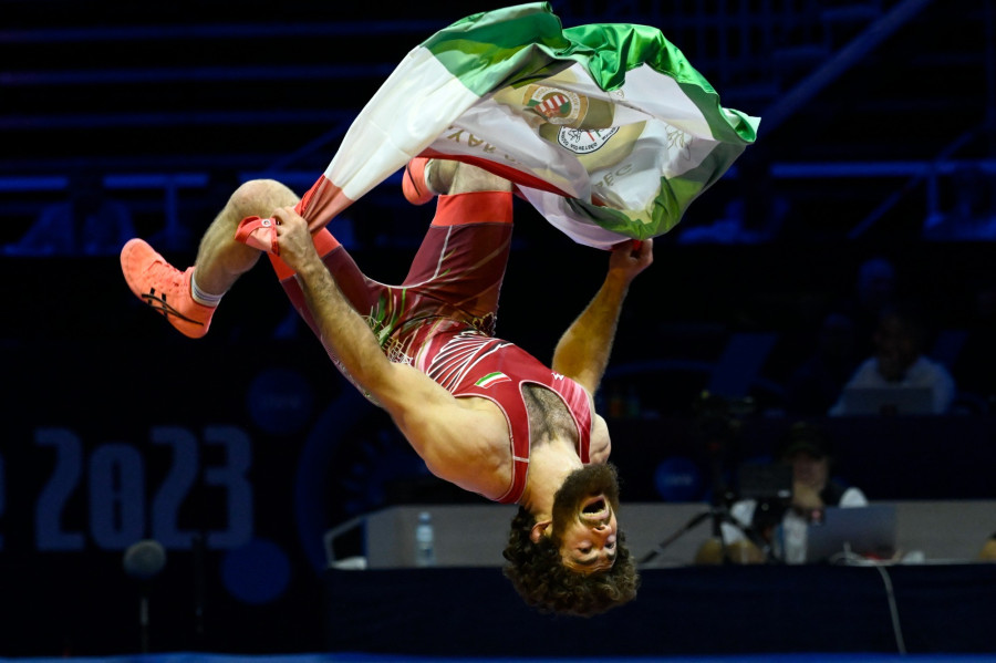 A magyar színekben versenyző, kabardföldi származású Muszukajev Iszmail, miután győzött a Puerto Ricó-i Sebastian Rivera ellen a férfi szabadfogású birkózók 65 kilogrammos súlycsoportjának döntőjében a belgrádi olimpiai kvalifikációs világbajnokságon 2023. szeptember 19-én. MTI/Kovács Tamás