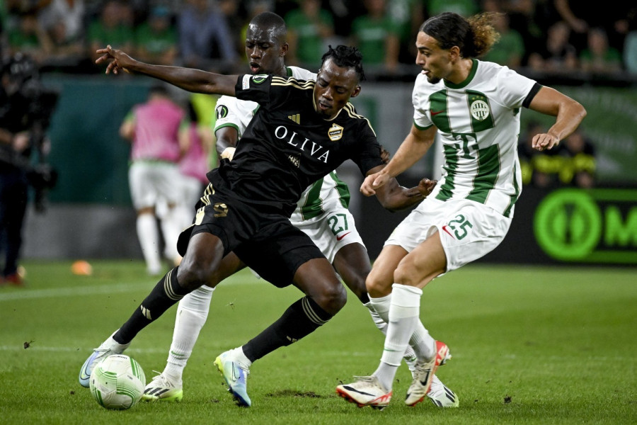 A ferencvárosi Ibrahim Cissé (j) és Cebrail Makreckis (b), valamint Sunday Adetunji, a szerb csapat játékosa a labdarúgó Konferencia-liga csoportkörének első fordulójában játszott Ferencvárosi TC - Cukaricki mérkőzésen a Groupama Arénában 2023. szeptember 21-én. MTI/Koszticsák Szilárd