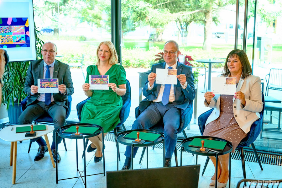 Porga Gyula, Markovits Alíz, dr. Navracsics Tibor és Hegmanné Nemes Sára, a Magyar Posta Zrt. igazgatóságának elnöke