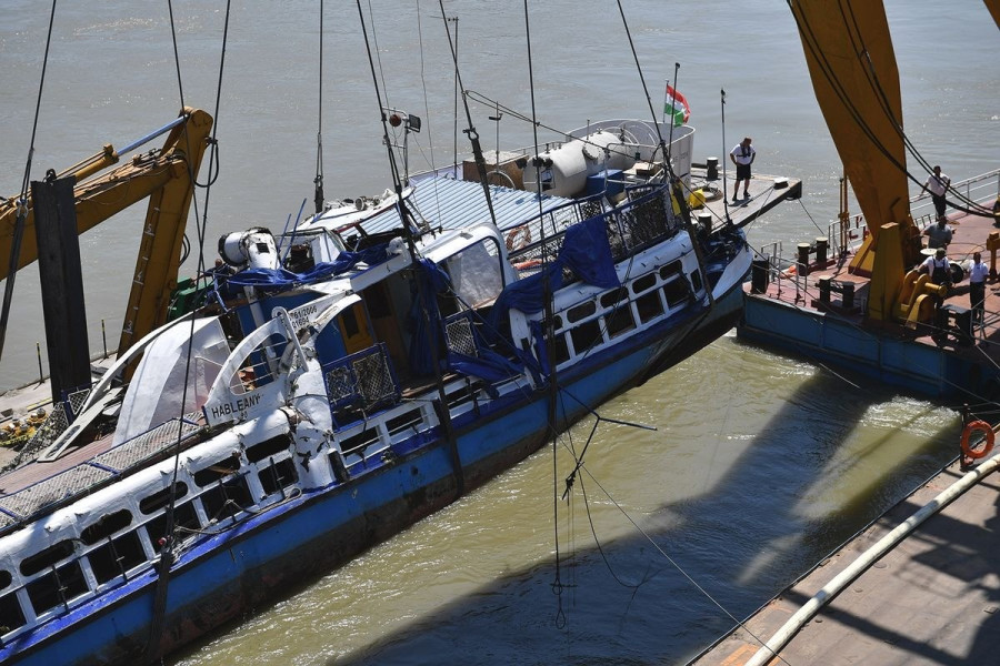 A Hableány kiemelése a Dunából (Fotó: Mónus Márton / MTI)