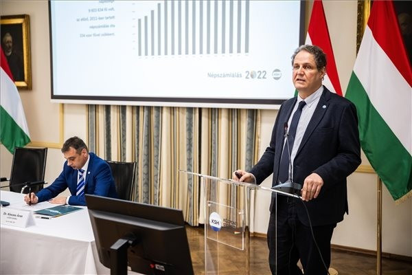 Kovács Marcell, a népszámlálás projektvezetője beszél a Népszámlálás 2022 eredményközlő sajtótájékoztatóján a Központi Statisztikai Hivatal (KSH) központi épületében, balról Kincses Áron, a KSH elnöke 2023. szeptember 26-án. MTI/Mónus Márton