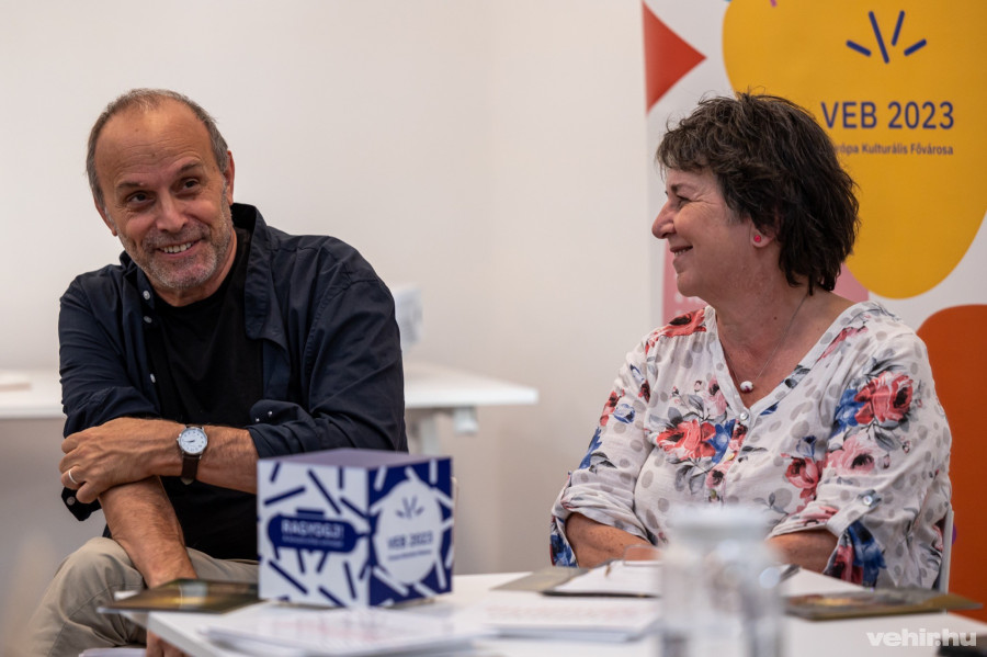 Can Togay és Herth Viktória, művészettörténész, aki a ,,Csendnapok" programját mutatta be