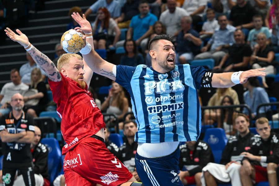 A szegedi Bánhidi Bence (j) és Rene Antonsen, a dán csapat játékosa a férfi kézilabda Bajnokok Ligája csoportkörében, a 3. fordulóban az A csoportban, az OTP Bank-Pick Szeged - Aalborg HB mérkőzésen a szegedi Pick Arénában 2023. szeptember 27-én. MTI/Illyés Tibor 