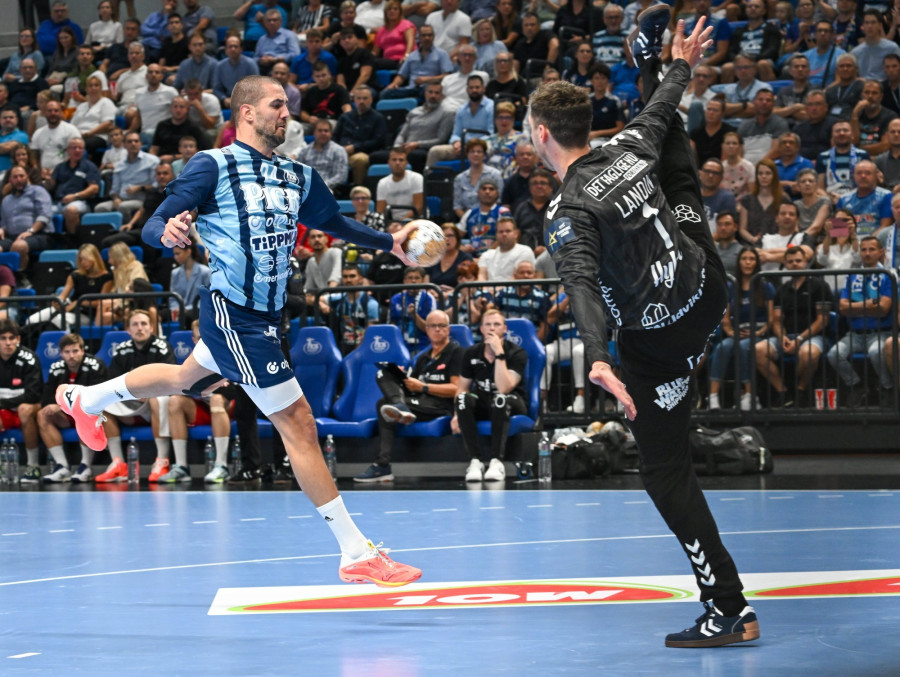 A szegedi Mario Sostaric (b) és Niklas Jacobsen Landin, a dán csapat játékosa a férfi kézilabda Bajnokok Ligája csoportkörében, a 3. fordulóban az A csoportban, az OTP Bank-Pick Szeged - Aalborg HB mérkőzésen a szegedi Pick Arénában 2023. szeptember 27-én. MTI/Illyés Tibor 