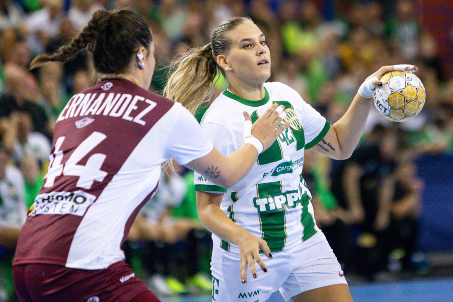 Ainhoa Hernández Serrador, a román csapat játékosa (b) és a ferencvárosi Klujber Katrin a női kézilabda Bajnokok Ligája csoportkörének 4. fordulójában játszott FTC-Rail Cargo Hungaria - Rapid Bucuresti mérkőzésen az Érd Arénában 2023. szeptember 30-án. MTI/Hegedüs Róbert