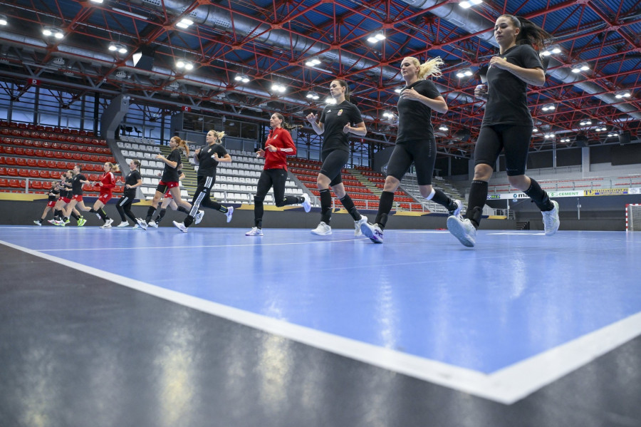 A magyar női kézilabda-válogatott edzése a debreceni Hódos Imre Rendezvénycsarnokban 2023. október 9-én. A csapat október 11-én Norvégia ellen lép pályára a Női Eurokupa 1. fordulójában Debrecenben. MTI/Czeglédi Zsolt