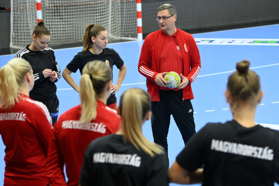 Golovin Vlagyimir szövetségi kapitány a magyar női kézilabda-válogatott edzésén a debreceni Hódos Imre Rendezvénycsarnokban 2023. október 9-én. A csapat október 11-én Norvégia ellen lép pályára a Női Eurokupa 1. fordulójában Debrecenben. MTI/Czeglédi Zsolt
