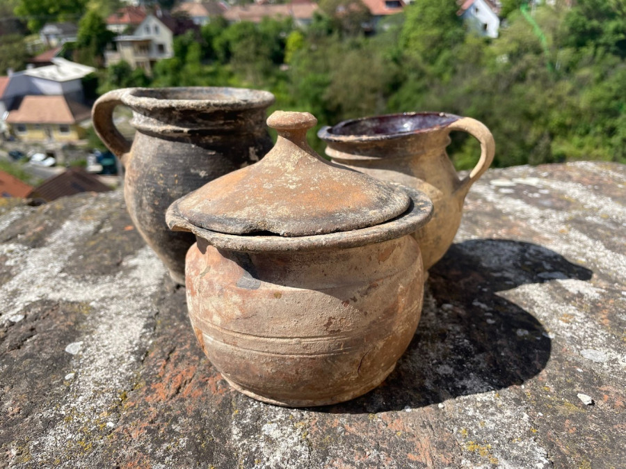 Újkori fazekak és kancsó a Simon-ház hátsó udvarán feltárt emésztőaknából (fotó: Kristóf Virág)