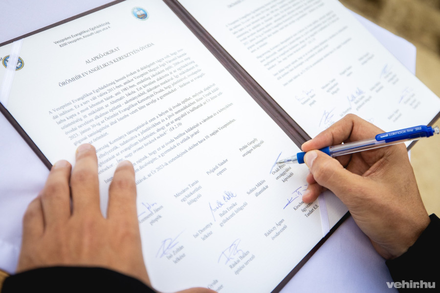 Alapkő-okirat aláírása