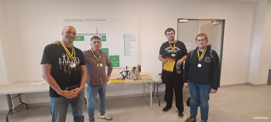  A képen a veszprémi csapat az eredményhirdetés után:  Jónás Zsolt, Hegedüs Gyula, Matyi Attila, Major Róbert