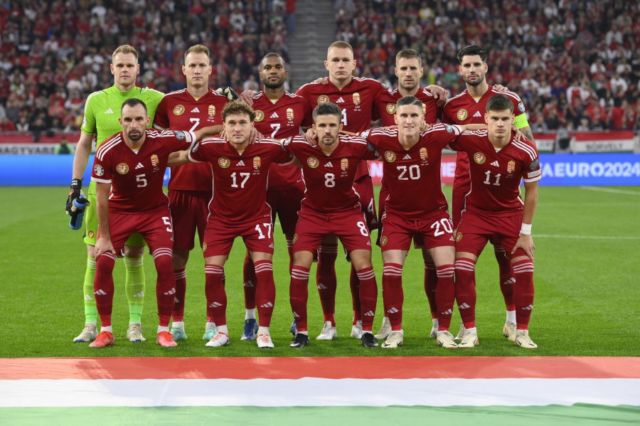 A magyar kezdőcsapat a labdarúgó Európa-bajnoki selejtezők hetedik fordulójában, a G csoportban játszott Magyarország - Szerbia mérkőzésen a Puskás Arénában 2023. október 14-én. Elöl Fiola Attila, Callum Styles, Nagy Ádám, Sallai Roland és Kerkez Milos, hátul Dibusz Dénes, Lang Ádám, Loic Nego, Szalai Attila, Varga Barnabás és Szoboszlai Dominik (b-j). MTI/Czeglédi Zsolt 