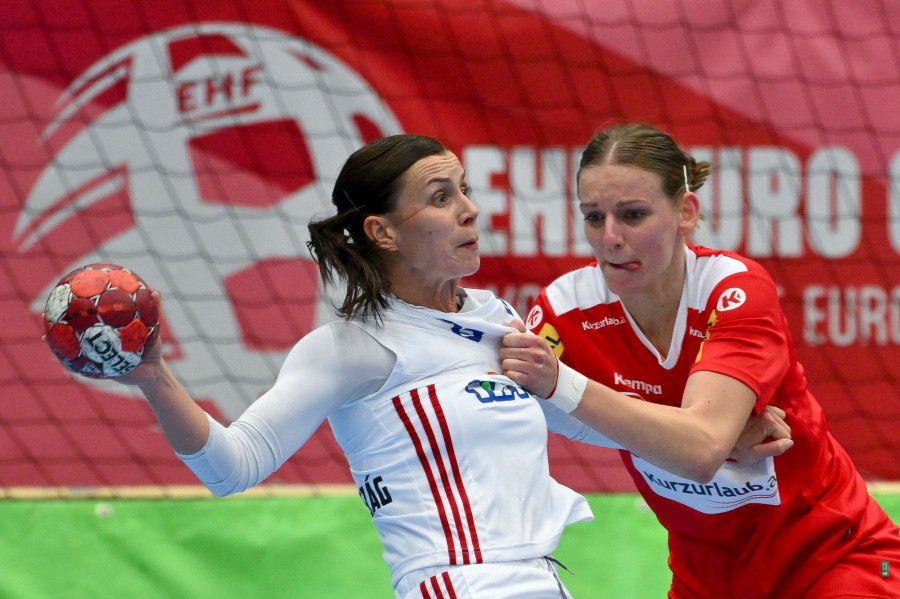 Schwechat, 2023. október 15. Szöllősi-Schatzl Nadine (b) és az osztrák Claudia Wess a női kézilabda Eurokupa 2. fordulójában játszott Ausztria - Magyarország mérkőzésen Schwechatban 2023. október 15-én. MTI/Czeglédi Zsolt