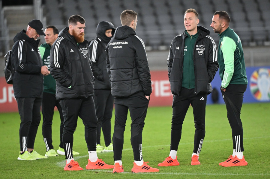 Ádám Martin (b3), Lang Ádám (j2) és Fiola Attila, a magyar labdarúgó-válogatott játékosai a csapat pályabejárásán a kaunasi Darius és Girenas Stadionban 2023. október 16-án. A magyar csapat Litvánia ellen játszik Európa-bajnoki selejtezőt október 17-én. MTI/Illyés Tibor