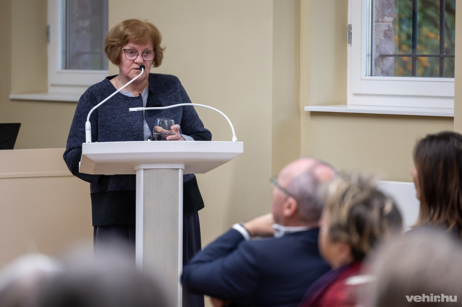 Regenye Judit előadása a konferencián (Fotó: Szalai Csaba / vehir)