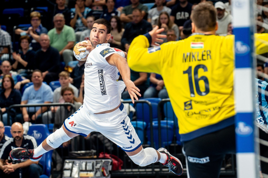  A horvát Milos Kos (b) és a szegedi Mikler Roland (j) a kézilabda férfi Bajnokok Ligája csoportkörében, az A csoport 6. fordulójában játszott OTP Bank-Pick Szeged - PPD Zagreb mérkőzésen a szegedi Pick Arénában 2023. október 26-án. MTI/Ujvári Sándor