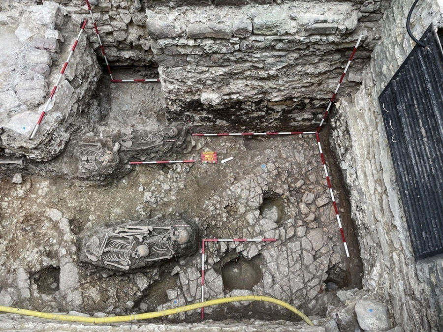 Középkori temető a mai székesegyház mellett (Fotó: MNM Nemzeti Régészeti Intézet)