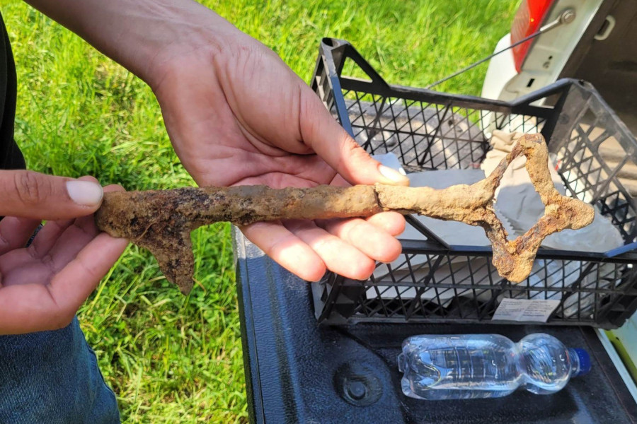 A kerítés bejáratának gótikus kulcsa