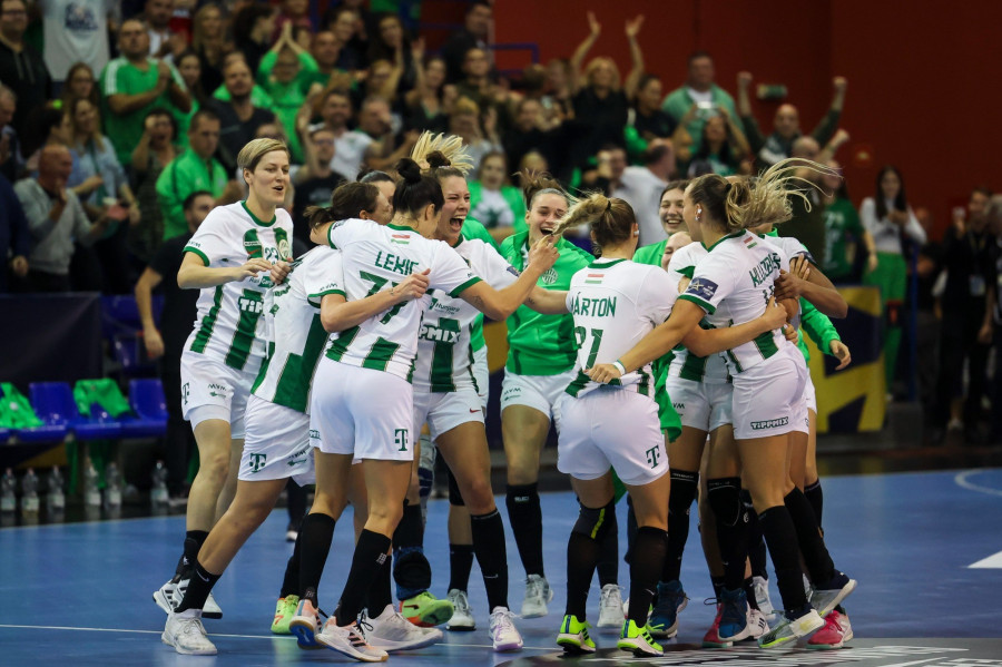 A Ferencváros játékosai ünneplik a győzelmüket a kézilabda női Bajnokok Ligája csoportkörének 6. fordulójában játszott FTC-Rail Cargo Hungaria - Ikast HB mérkőzésen az Érd Arénában 2023. október 28-án. MTI/Hegedüs Róbert
