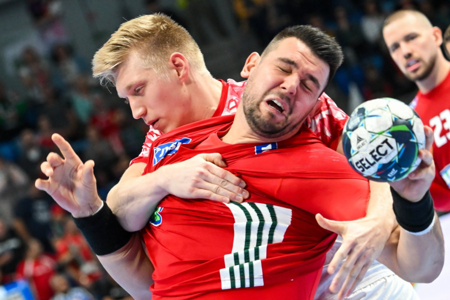 Bánhidi Bence (j) és Ariel Pietrasik, a lengyel válogatott játékosa a Magyarország-Lengyelország férfi kézilabda felkészülési mérkőzésen a szegedi Pick Arénában 2023. november 4-én. MTI/Illyés Tibor