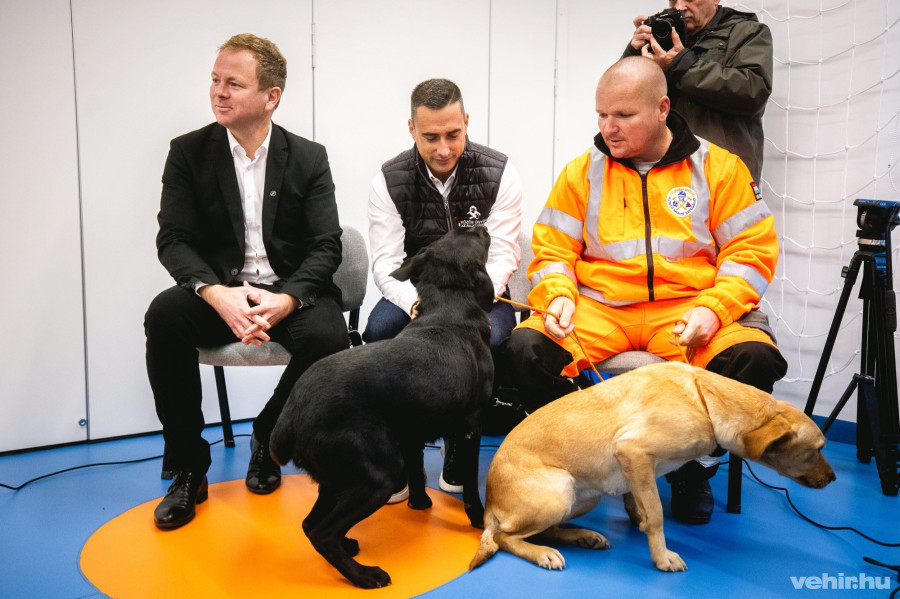 Csík Richárd önkormányzati képviselő, Ovádi Péter kormánybiztos és Hirschl János, az alapítvány elnöke