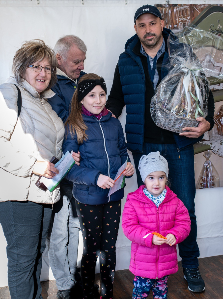 A százezredik látogatók Sövényházi Balázs főszervezővel