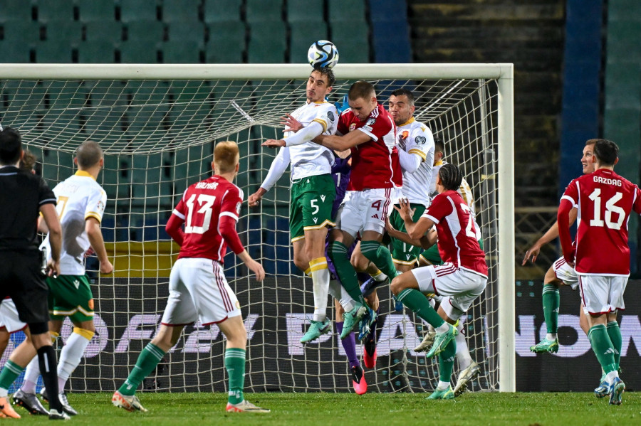 A bolgár Aleksz Petkov (k) öngólt fejel a labdarúgó Európa-bajnoki selejtezők kilencedik fordulójában, a G csoportban játszott Bulgária - Magyarország mérkőzésen a szófiai Vaszil Levszki Nemzeti Stadionban 2023. november 16-án. A találkozó 2-2-es döntetetlenre végződött, a magyar válogatott kijutott a jövő évi Európa-bajnokságra. MTI/Illyés Tibor