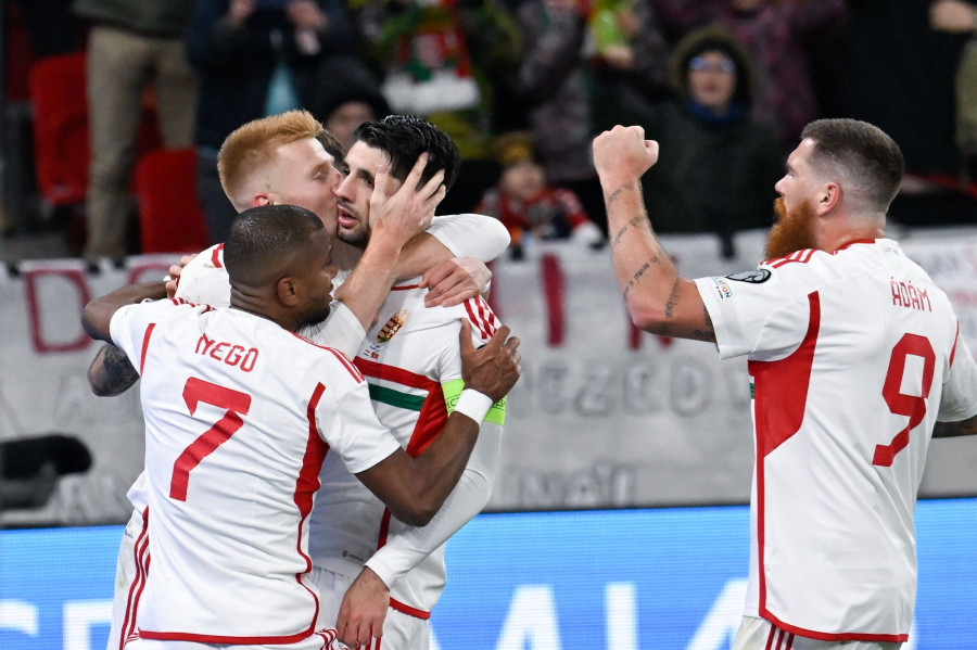 A gólszerző Szoboszlai Dominiknak (b3) gratulálnak csapattársai a labdarúgó Európa-bajnoki selejtezők tizedik, utolsó fordulójában, a G csoportban játszott Magyarország - Montenegró mérkőzésen a budapesti Puskás Arénában 2023. november 19-én. Fotó: MTI/Kovács Tamás
