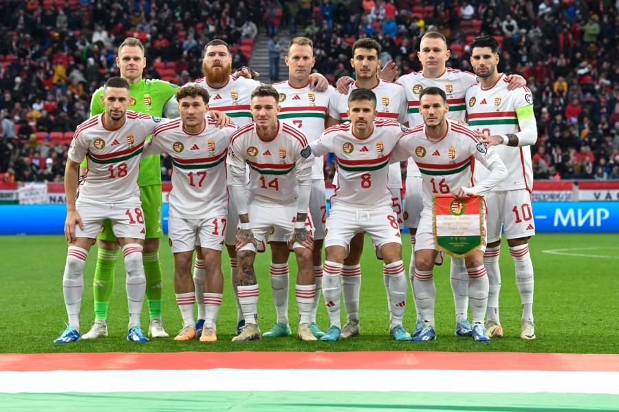 A magyar válogatott a labdarúgó Európa-bajnoki selejtezők tizedik, utolsó fordulójában, a G csoportban játszott Magyarország - Montenegró mérkőzés előtt a budapesti Puskás Arénában 2023. november 19-én. Elöl Nagy Zsolt, Callum Styles, Bolla Bendegúz, Nagy Ádám és Gazdag Dániel, hátul Dibusz Dénes, Ádám Martin, Lang Ádám, Balogh Botond, Szalai Attila és Szoboszlai Dominik (b-j). MTI//Kovács Tamás