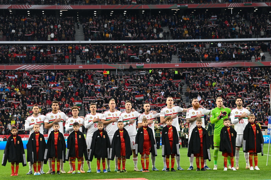 A magyar válogatott a labdarúgó Európa-bajnoki selejtezők tizedik, utolsó fordulójában, a G csoportban játszott Magyarország - Montenegró mérkőzés előtt a budapesti Puskás Arénában 2023. november 19-én. Balról jobbra: Gazdag Dániel, Balogh Botond, Callum Styles, Nagy Ádám, Lang Ádám, Bolla Bendegúz, Nagy Zsolt, Szalai Attila, Ádám Martin, Dibusz Dénes és Szoboszlai Dominik. MTI//Kovács Tamás