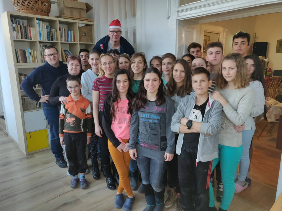 Egy korábbi látogatás alkalmával készült kép. Háttérben Mikulás-sapkában Béndek Péter