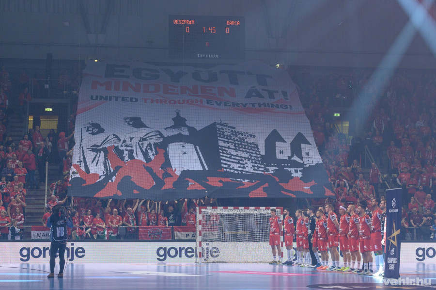 Együtt minden át - állt az O-szektor molinóján