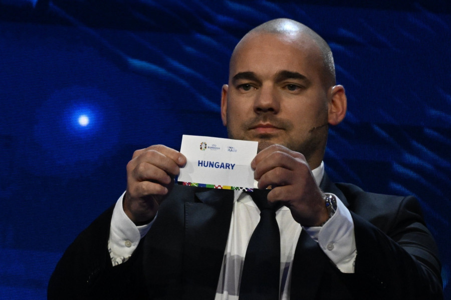 Hamburg, 2023. december 2. Magyarország nevét mutatják a 2024-es németországi labdarúgó Európa-bajnokság csoportsorsolásán a hamburgi Elbphilharmonie épületében 2023. december 2-án. MTI/Koszticsák Szilárd