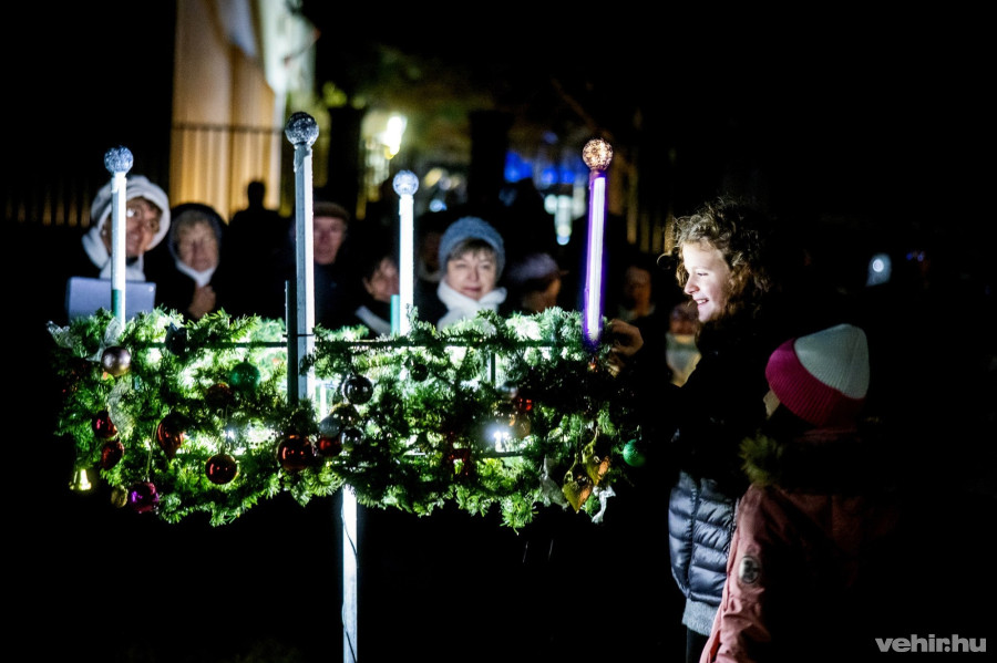 Veszprém térségében (Gyulafirátót) is lángra gyúltak a koszorú első gyertyái. / Fotó: Kovács Bálint