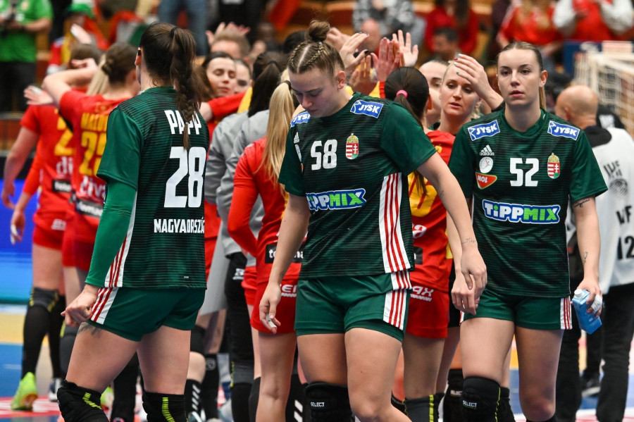 Papp Nikoletta, Bordás Réka és Juhász Gréta (b-j) az olimpiai kvalifikációs női kézilabda-világbajnokság csoportkörének harmadik fordulójában játszott Montenegró - Magyarország mérkőzés végén a svédországi Helsingborgban 2023. december 4-én. A magyar válogatott 24-18-ra kikapott Montenegrótól, így két pontot visz magával a középdöntőbe. MTI/Illyés Tibor