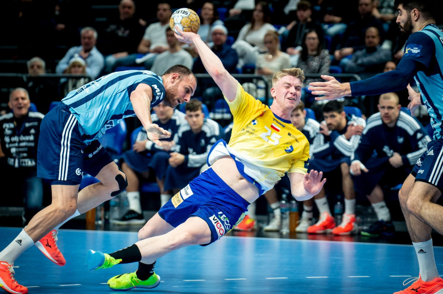 Haukur Thrastarson, a Kielce (k), valamint a Borut Mackovsek (b) és Imanol Garciandia Alustiza (j), a Szeged játékosai a férfi kézilabda Bajnokok Ligája csoportkörének 10. fordulójában játszott OTP Bank-Pick Szeged - Barlinek Industria Kielce mérkőzésen a szegedi Pick Arénában 2023. december 6-án. MTI/Ujvári Sándor