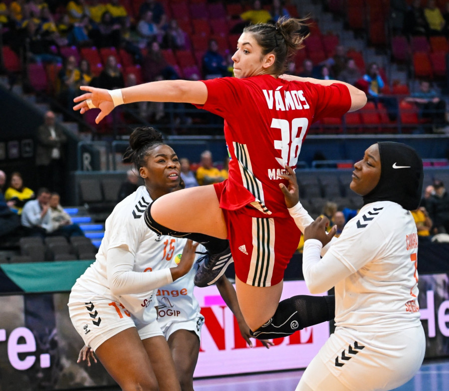 Vámos Petra (k), valamint a szenegáli Hawa Ramatou Ndiaye (b) és Doungou Camara (j) az olimpiai kvalifikációs női kézilabda-világbajnokság középdöntőjének első fordulójában játszott Szenegál - Magyarország mérkőzésen a svédországi Göteborgban 2023. december 7-én. MTI/Illyés Tibor