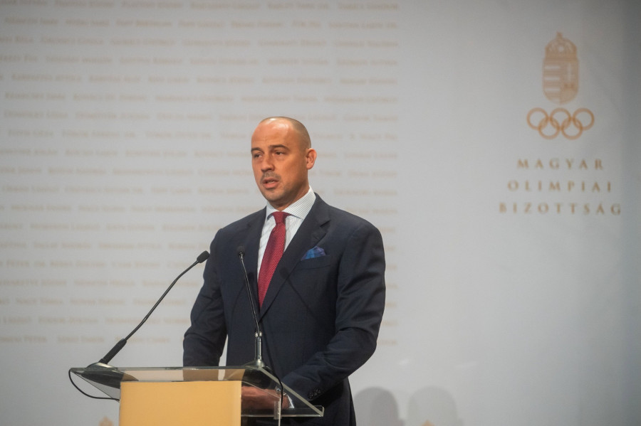 Schmidt Ádám sportért felelős államtitkár beszédet mond a Magyar Olimpiai Bizottság közgyűlésén a Pesti Vigadóban 2023. december 9-én. MTI/Balogh Zoltán