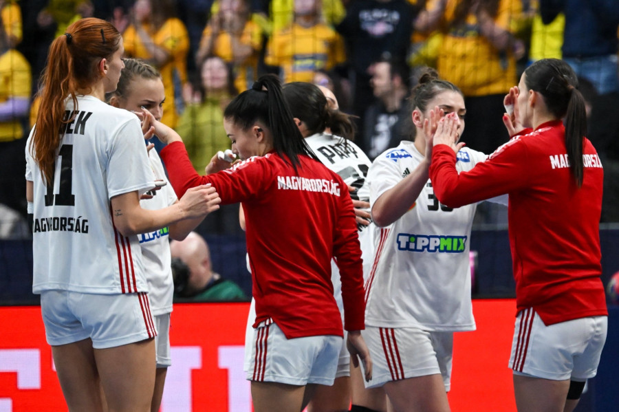 A magyar csapat tagjai az olimpiai kvalifikációs női kézilabda-világbajnokság középdöntőjének második fordulójában játszott Magyarország - Svédország mérkőzés után a svédországi Göteborgban 2023. december 9-én. A magyar válogatott 26-22-re kikapott. MTI/Illyés Tibor