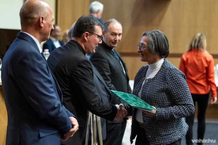 Veszprém Város képviseletében Brányi Mária vette át az elismerést az önkormányzati segítségért