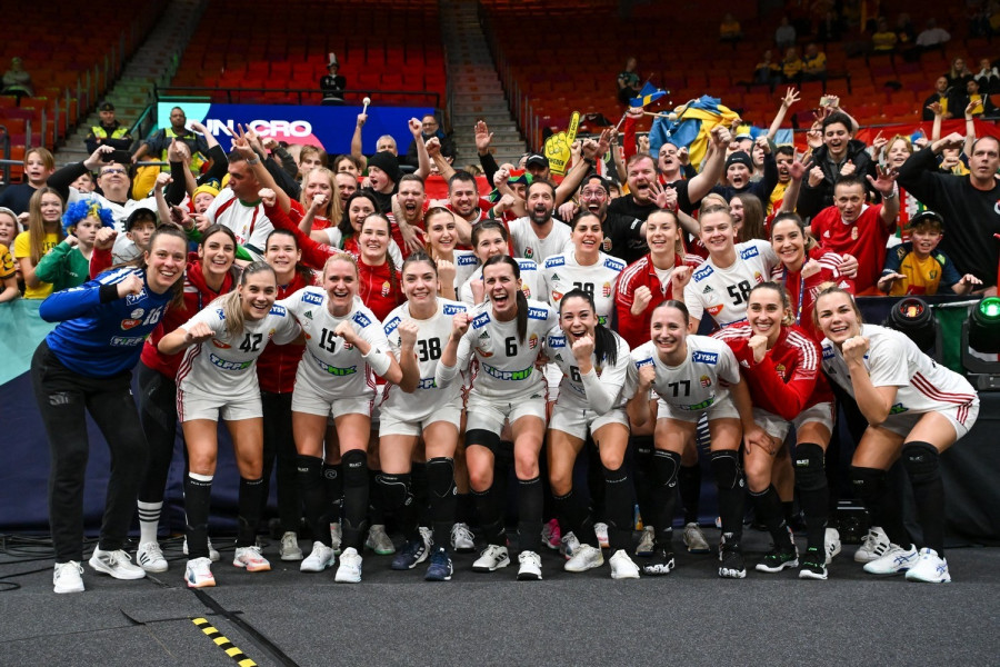 A magyar válogatott tagjai ünnepelnek, miután 23-22-re győztek az olimpiai kvalifikációs női kézilabda-világbajnokság középdöntőjének harmadik fordulójában játszott Magyarország - Horvátország mérkőzésen a svédországi Göteborgban 2023. december 11-én. MTI/Illyés Tibor