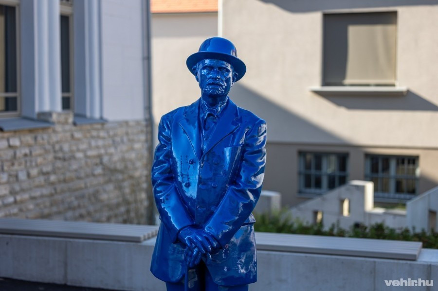 Óvári szobra a színházzal szemben